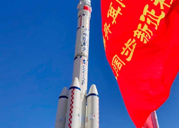 China envió a tres astronautas a su estación espacial
