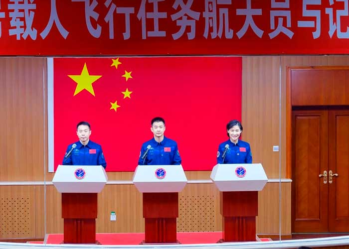 China envió a tres astronautas a su estación espacial