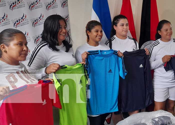 Entrega de uniformes a consejos deportivos en Nicaragua
