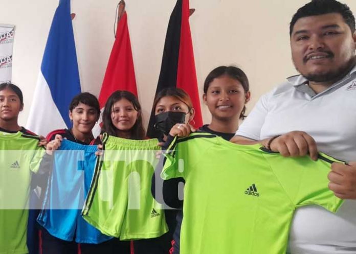 Entrega de uniformes a consejos deportivos en Nicaragua