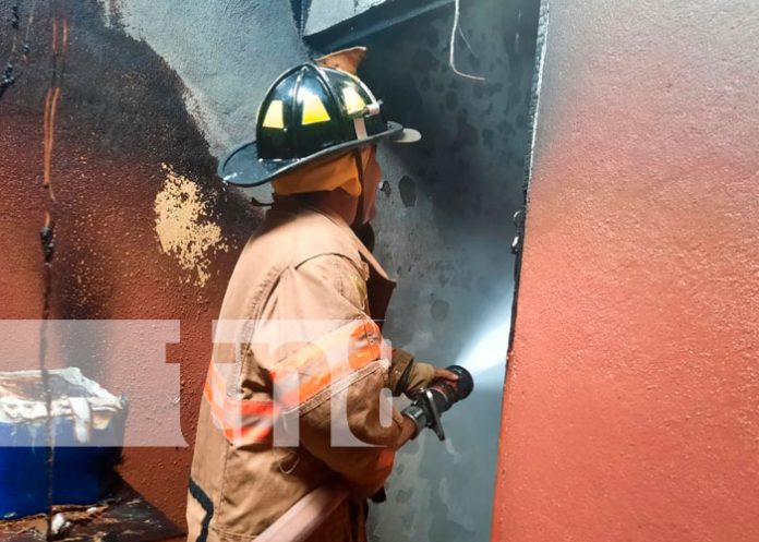 Incendio en Managua tras presunto descuido con una candela encendida