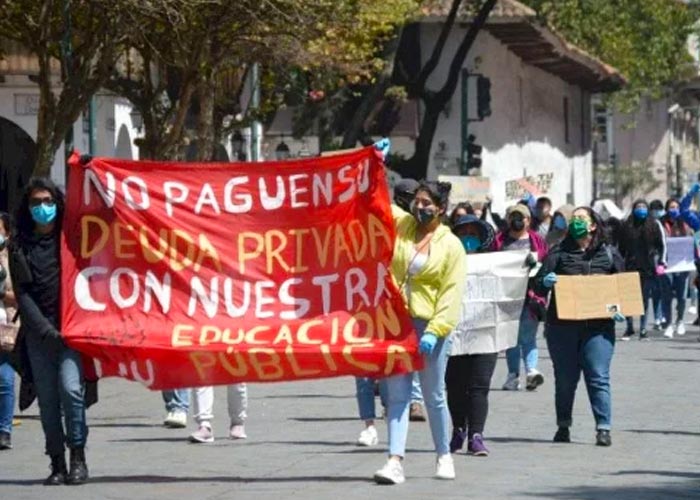 Estudiantes de Ecuador marchan en defensa educativa 