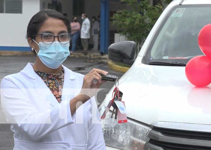 Entrega de ambulancia y camioneta a hospitales en Estelí