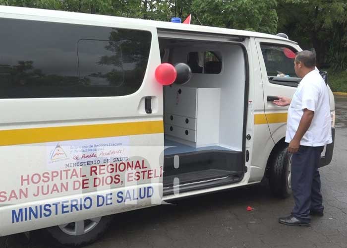 Entrega de ambulancia y camioneta a hospitales en Estelí 
