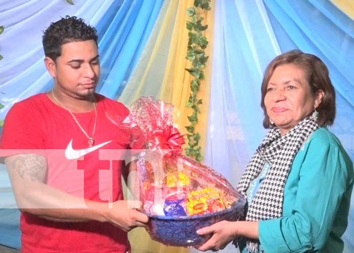 Entrega de regalos a padres del mercado en Estelí
