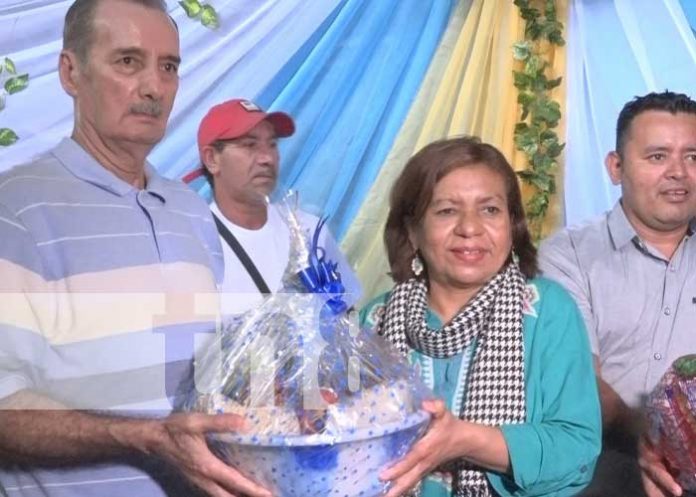 Entrega de regalos a padres del mercado en Estelí