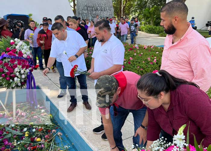 Ofrenda floral para Carlos Fonseca en Managua