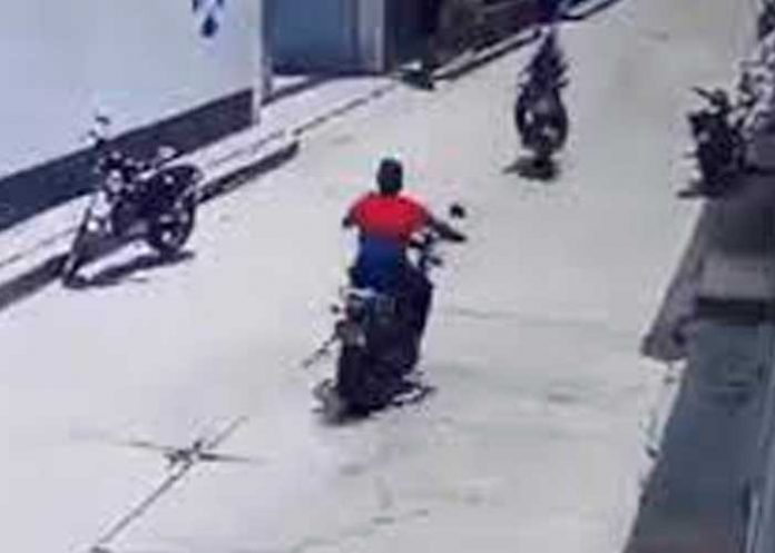¡Por los aires! Salen dos motociclistas tras tremendo choque en Guatemala