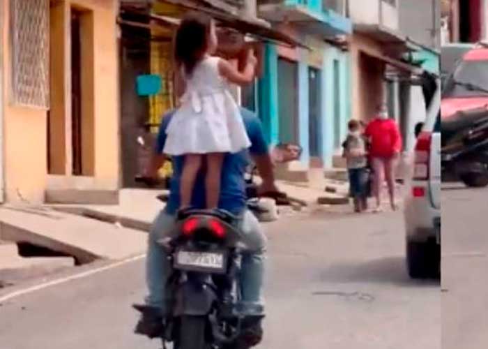 ¡Qué imprudencia! Captan a niña viajando de parada en una moto 
