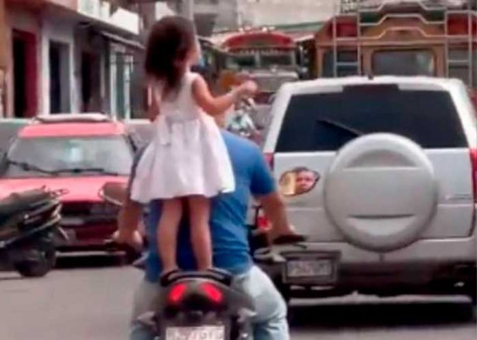 ¡Qué imprudencia! Captan a niña viajando de parada en una moto