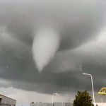 Tornado apocalíptico deja un muerto y 10 personas heridas en Holanda