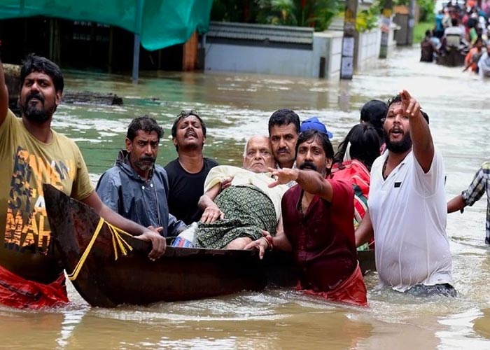 Aumenta a 89 las muertes por inundaciones en la India