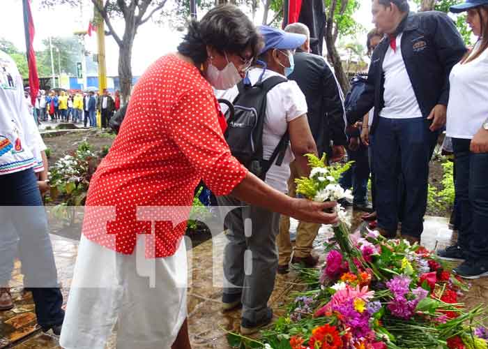 Pastorcita Sánchez brindándole honor a sus hijos caídos en combate durante insurrección sandinista