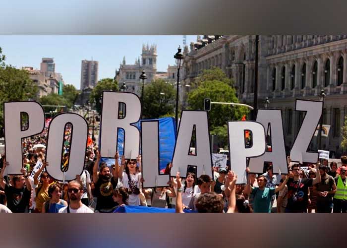 Al grito de ”no a la OTAN” miles de personas marchan en Madrid