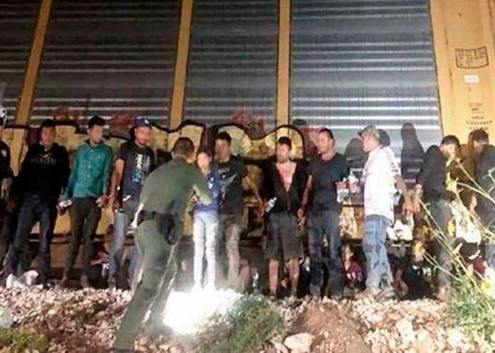 Rescatan a otros 43 migrantes en un vagón de tren en Uvalde, Texas