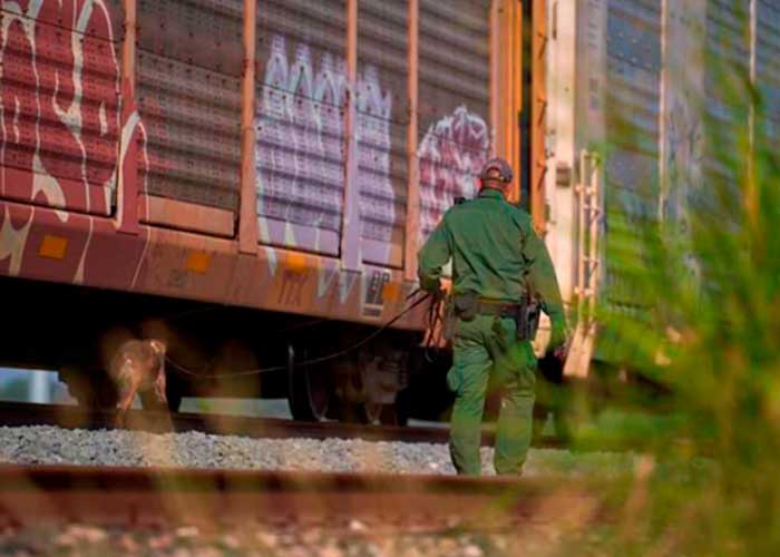 Hallan a otros 43 migrantes dentro de un vagón de tren en Uvalde, Texas
