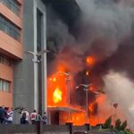 Voraz incendio arrasa con un edificio en el oeste de Moscú