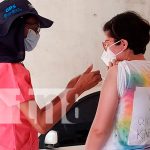 Brigadistas de la salud inmunizan contra el COVID-19 en Villa Libertad, Managua