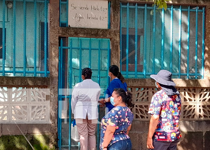 Brigadistas de la salud inmunizan contra el COVID-19 en Villa Libertad, Managua
