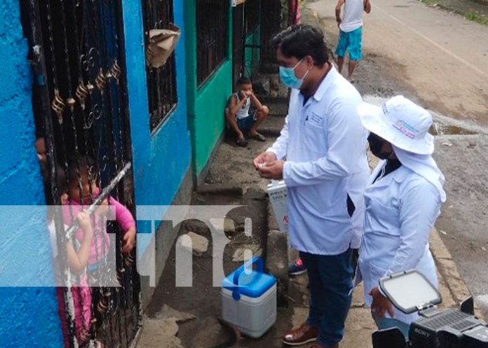 Brigadistas de salud inmunizan contra el COVID en el barrio Las Torres, Managua