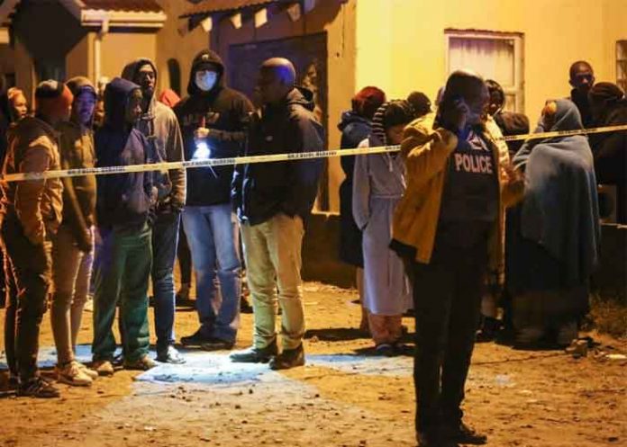 Encuentran a 20 jóvenes muertos en bar de Sudáfrica