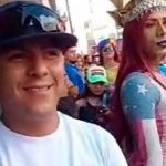 Mujer lleva a su esposo a marcha gay, su reacción se vuelve viral