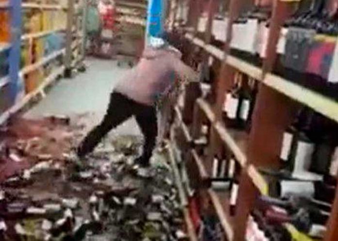 ¡Clase venganza! Mujer destroza decenas de botellas de vino tras ser despedida