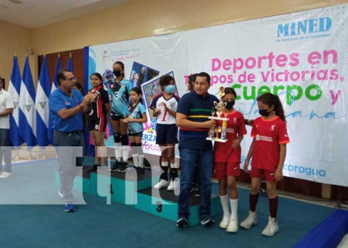 Nicaragua premia a jugadores de voleibol femenino