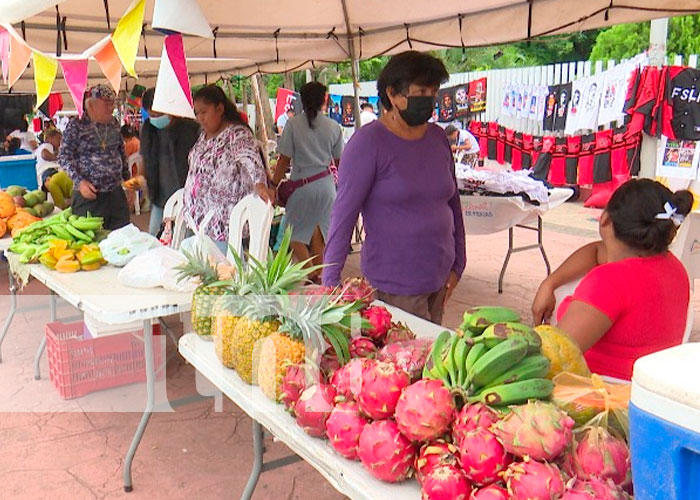 Emprendedores ofertan variedad de productos en Avenida Bolívar a Chávez, Managua