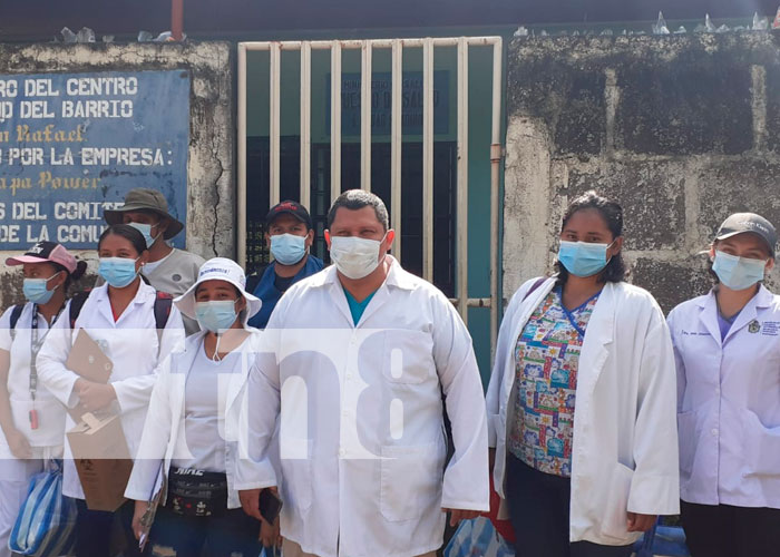 Familias se inmunizan contra el Covid 19 en Tipitapa