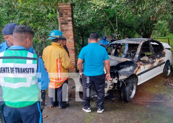 Carro se prende en llamas tras accidente sobre la carretera Masaya, Managua