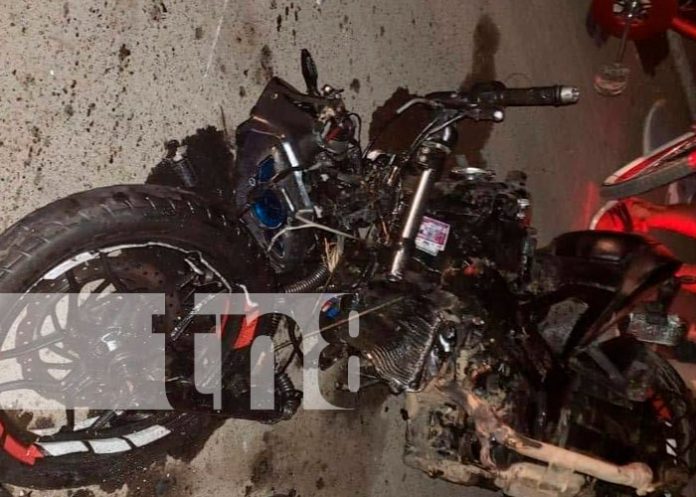 Motorizado perece al estrellarse contra un furgón en Somotillo, Chinandega