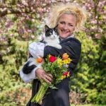 "Boda insólita": Mujer se casa con gata para que no lo corran