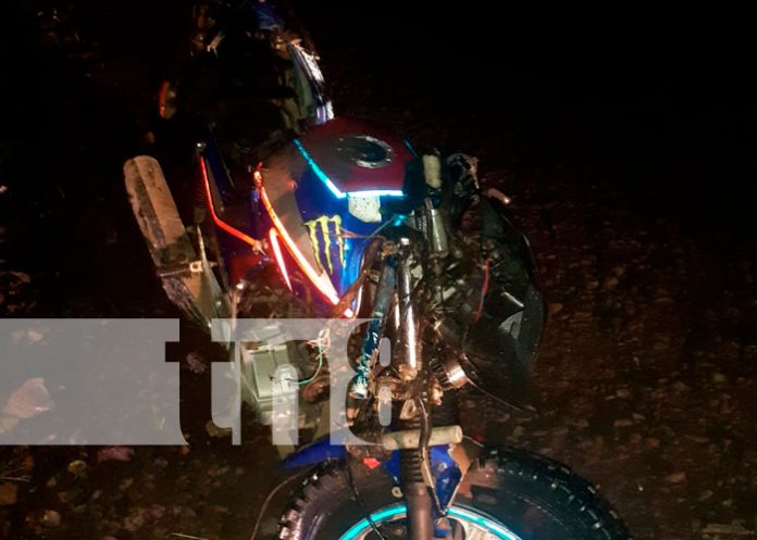 Dos lesionados graves, tras perder el control de la motocicleta en Chontales