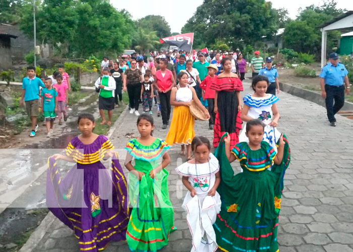 Militantes sandinistas caminan en saludo al 43/19 en Ometepe