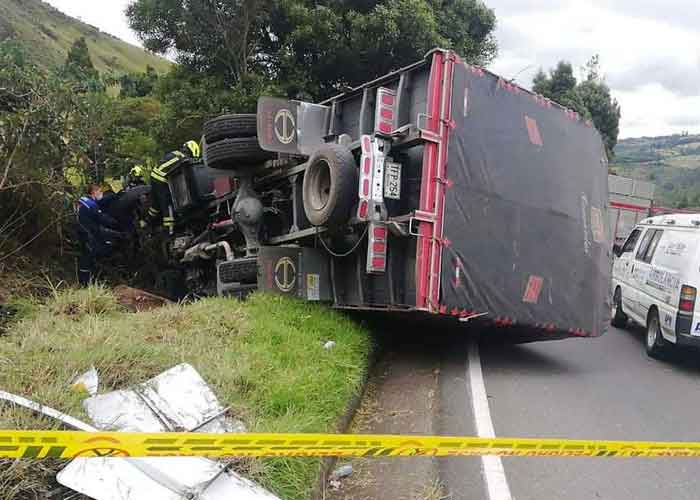 ¡VIDEO! Camión en Colombia queda sin frenos y ocasiona mortal accidente