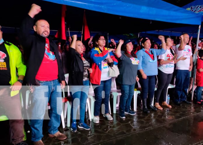 Familias atentas al mensaje del Comandante Daniel Ortega en saludo al 43/19