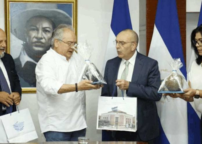 Presidente del parlamento nicaragüense recibe a senadores italianos