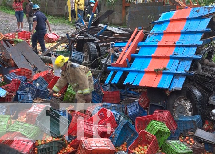 Vuelco de camión cargado de tomates deja un muerto en Estelí