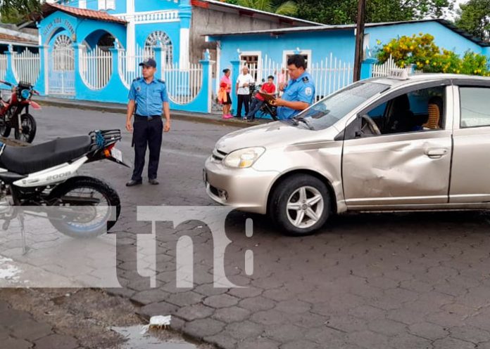 Invasión de carril provoca accidente entre moto y taxi en Matiguás
