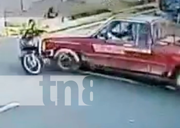 Motociclista sobrevive al impacto de una camioneta en Chinandega