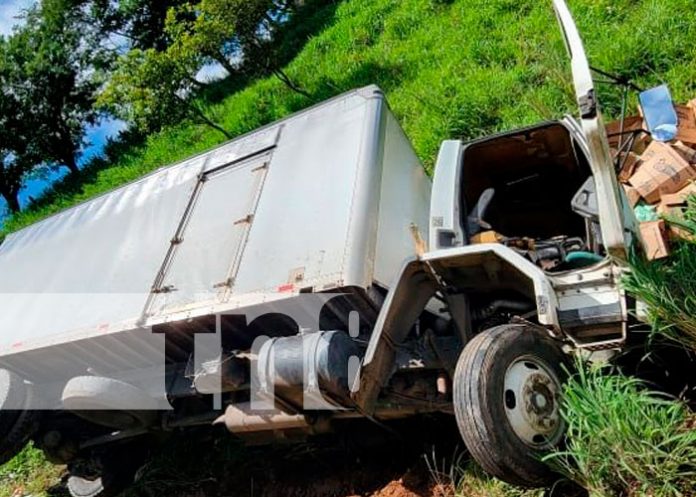 Supuestas fallas mecánicas provocan vuelco de camión en Nueva Segovia