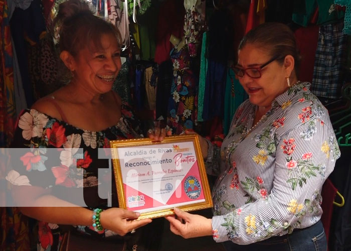 Reconocen la labor y perseverancia de 11 comerciantes del mercado de Rivas