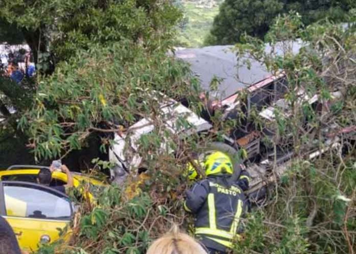 ¡VIDEO! Camión en Colombia queda sin frenos y ocasiona mortal accidente
