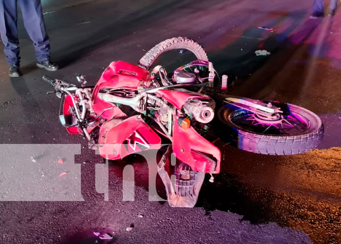 Motociclista pierde la vida tras estrellarse contra un taxi