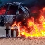 Vehículo queda calcinado tras prenderse en llamas en León