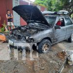 Vehículo se reduce a chatarra tras incendiarse en Managua