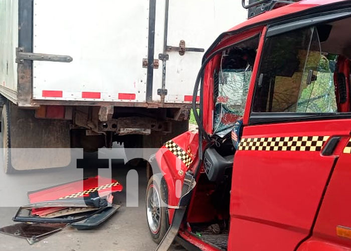 Conductor de vehículo lesionado tras chocar contra un camión en Diriamba