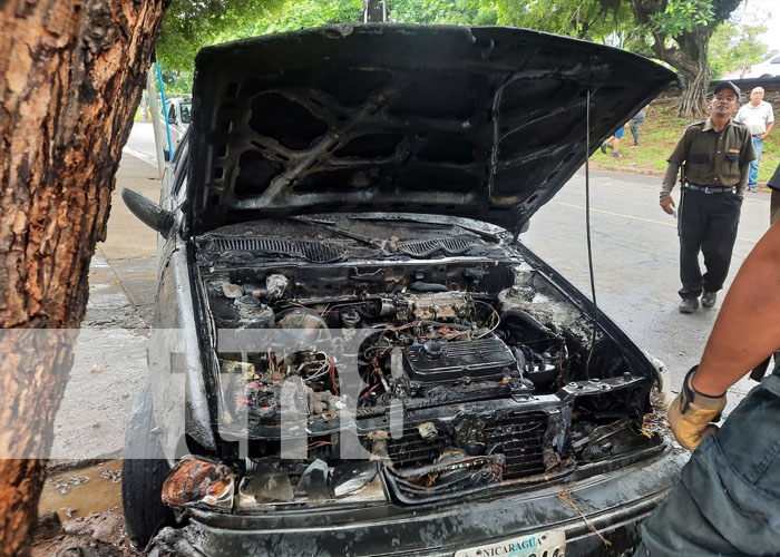 Vehículo se reduce a chatarra tras incendiarse en Managua