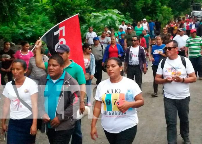 Militantes sandinistas caminan en saludo al 43/19 en Ometepe